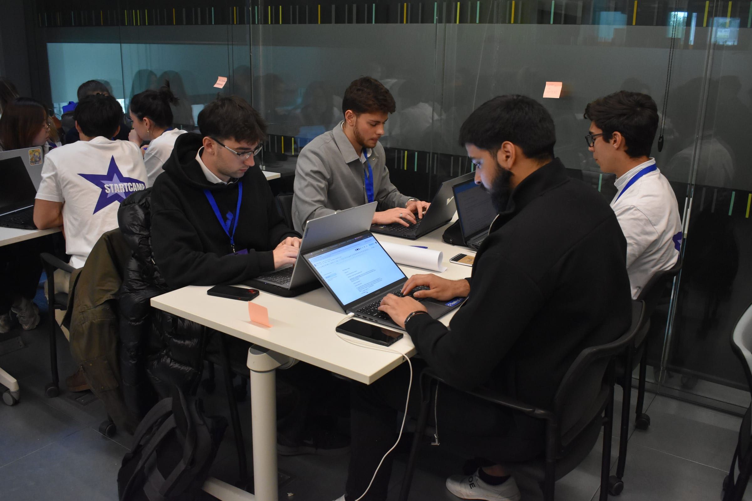 Equipos trabajando con sus portátiles en el Start Camp